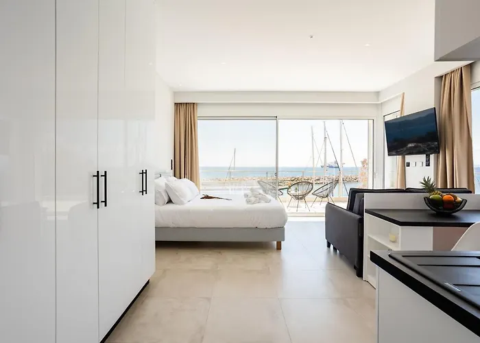 Yin & Yang Studio, Marina Hideout In *