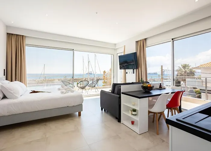 Yin & Yang Studio, Marina Hideout In *