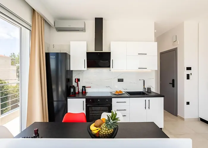 Yin & Yang Studio, Marina Hideout In